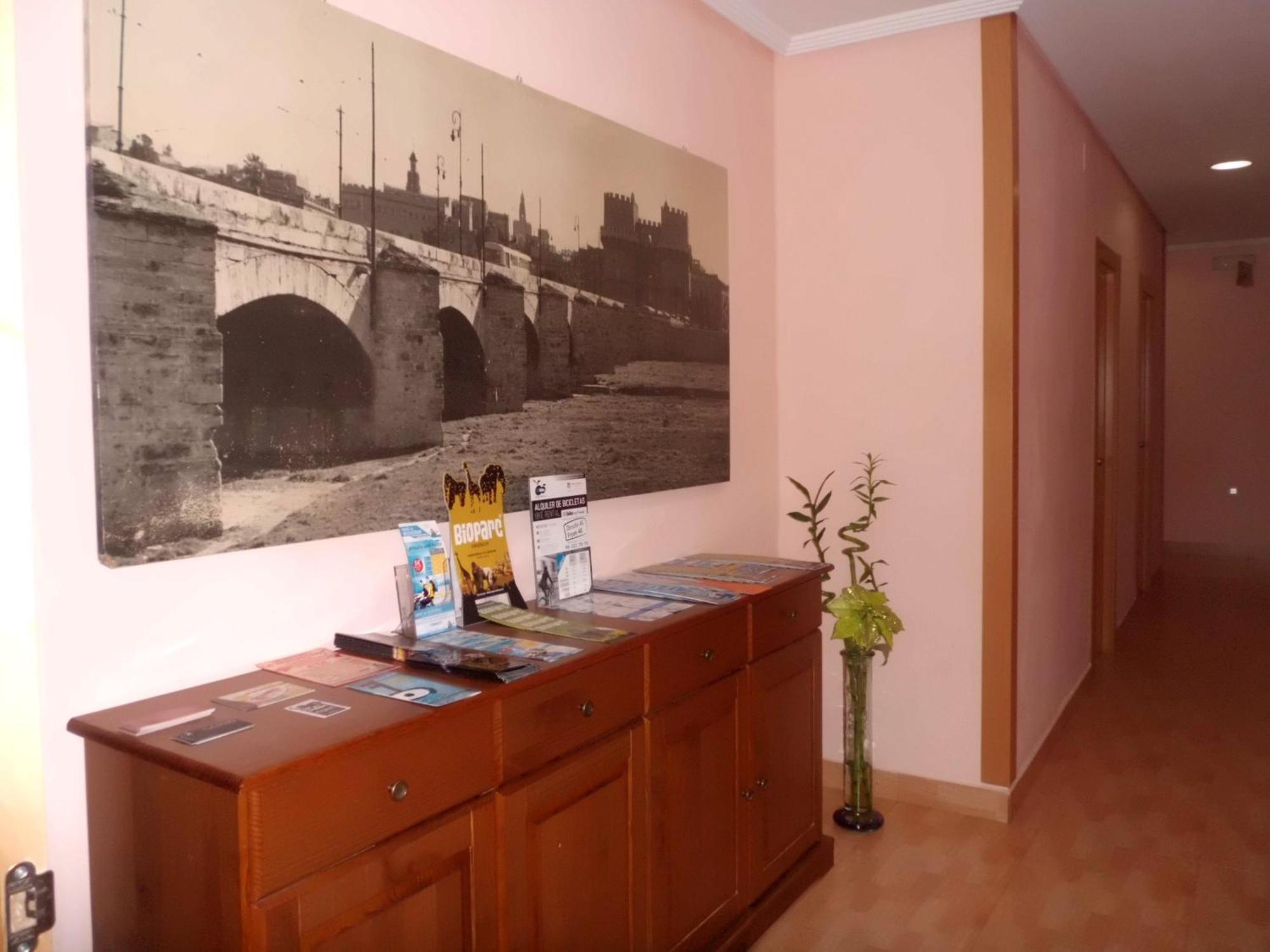 Hostal Abastos Валенсия Экстерьер фото