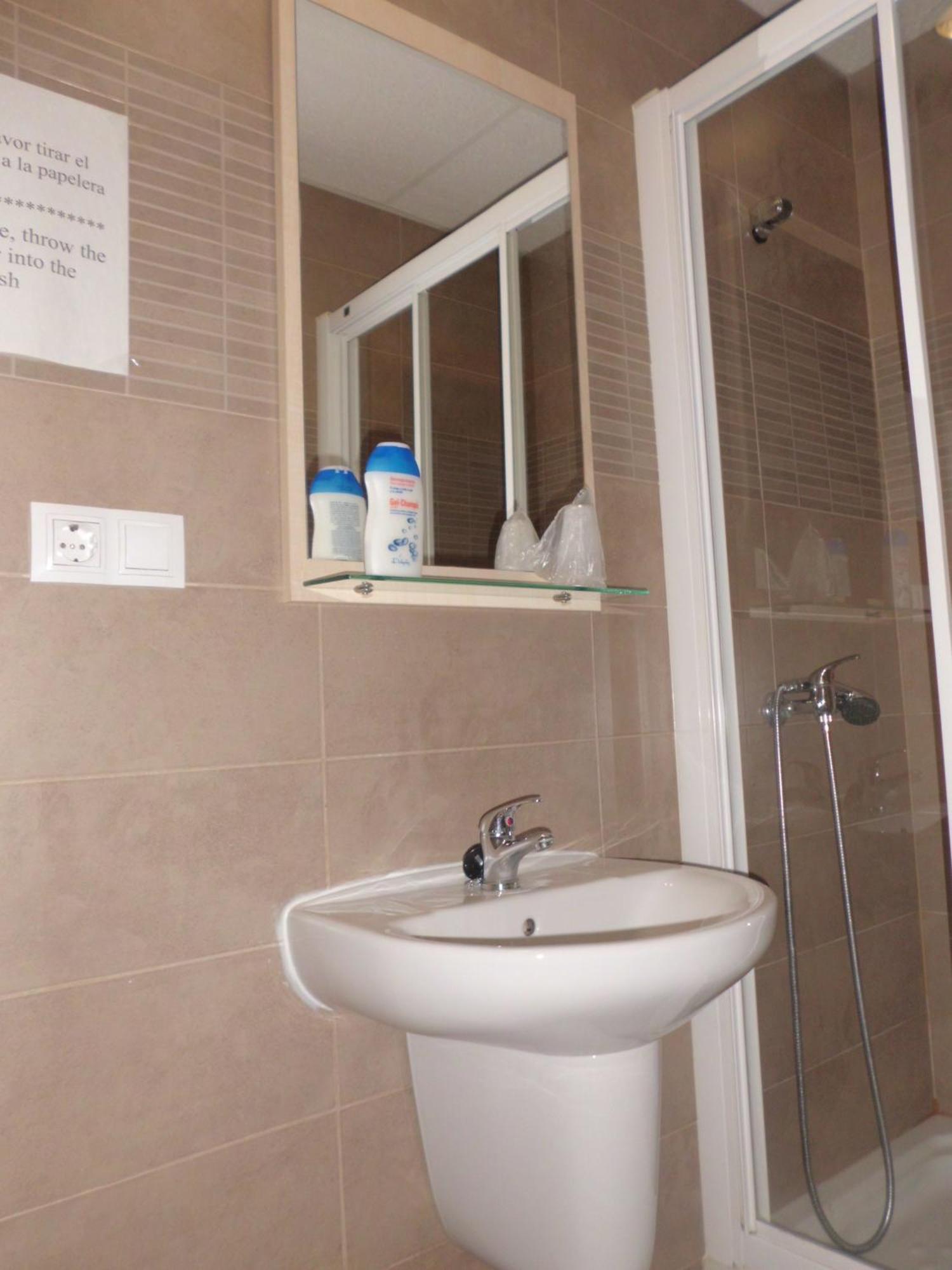 Hostal Abastos Валенсия Экстерьер фото